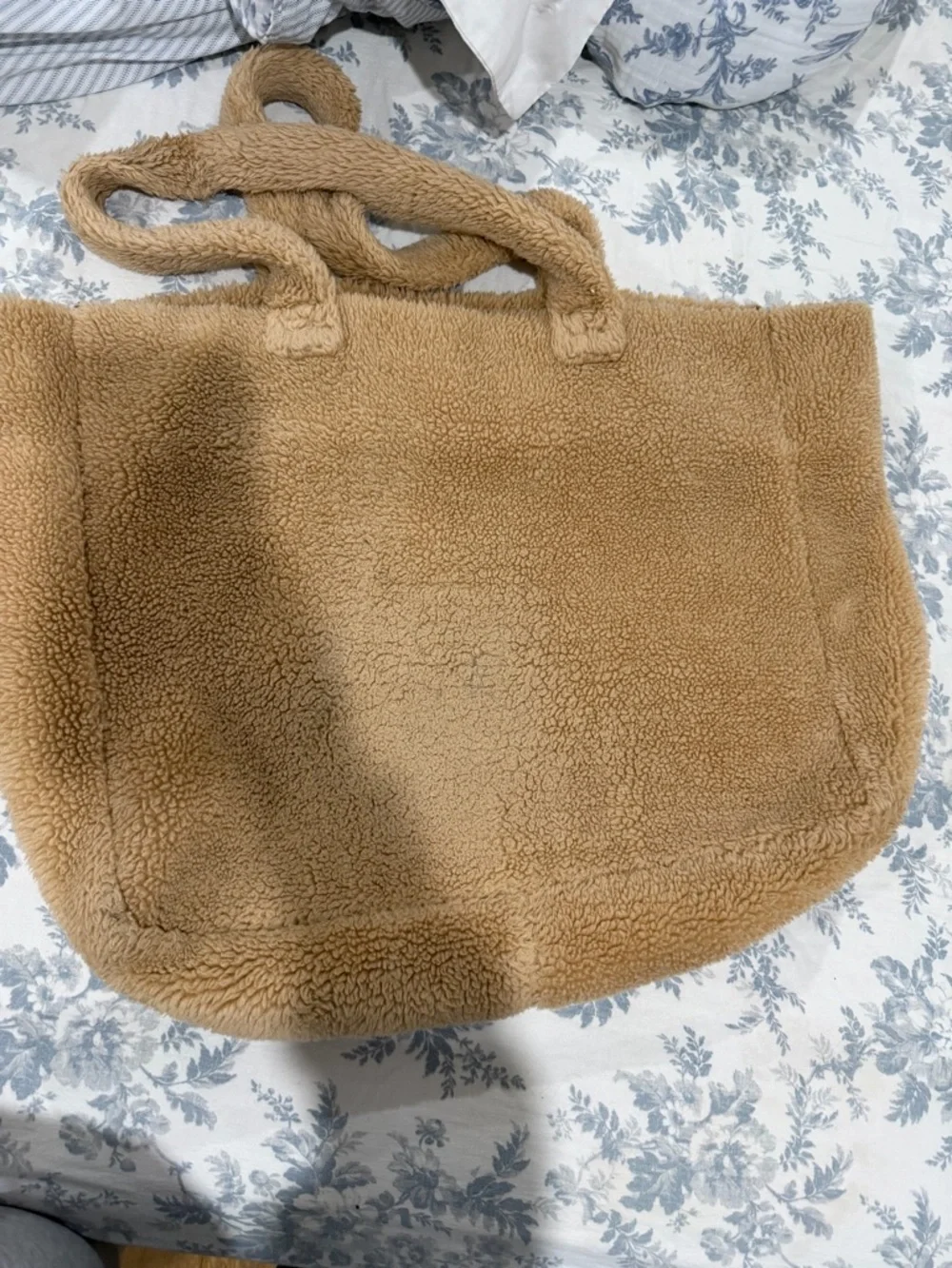 ALO Yoga Teddy Sherpa Tote Bag Beige Plush Shearling Oversized Cozy Carryall - Picture 3 of 6